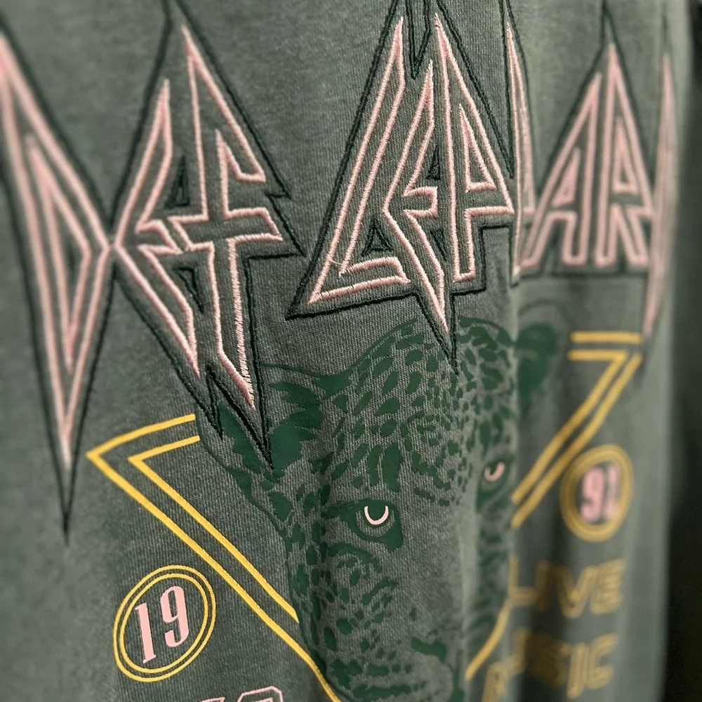 Def Leppard Sweatshirt Embroidered Front 90’s Style Distressed Women’s XL - Picture 4 of 9